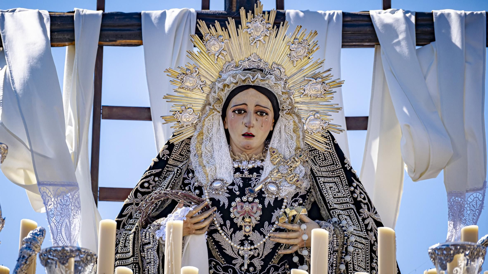 Imágenes de la salida de Santo Entierro en la Semana Santa de Cádiz 2025
