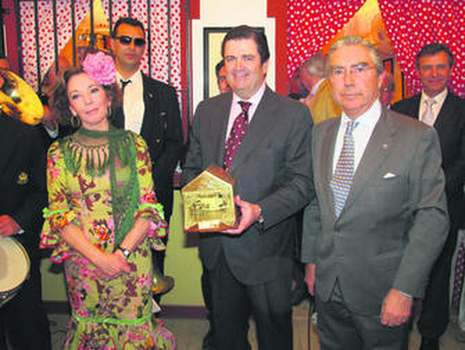 En el centro, Borja Prado Eulate, presidente de Endesa, con los anfitriones de la caseta Beatriz Valdenebro, marquesa de Torres de la Pressa, y el ganadero Enrique Moreno de la Cova, presidente del Real Aeroclub de Andalucía.