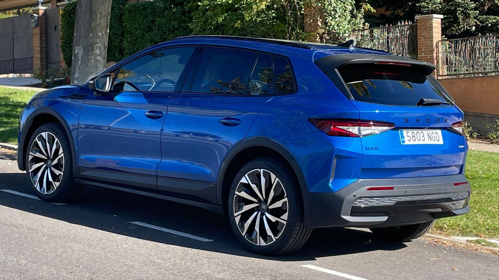 La base técnica del Elroq es la plataforma MEB del grupo Volkswagen, lo que supone que en el caso de las versiones con un único motor éste se sitúa en el eje trasero.