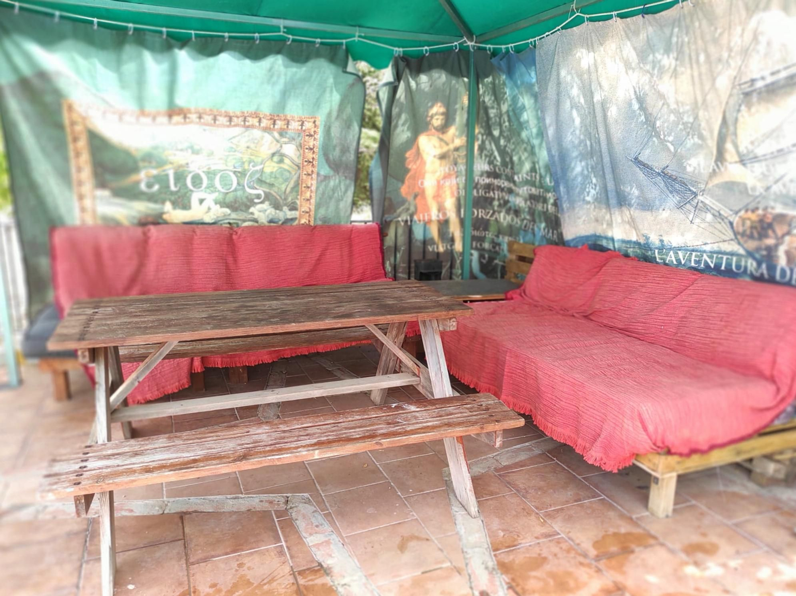 La zona de sombra en la piscina es un lugar perfecto para leer o pasar el rato con juegos de mesa.