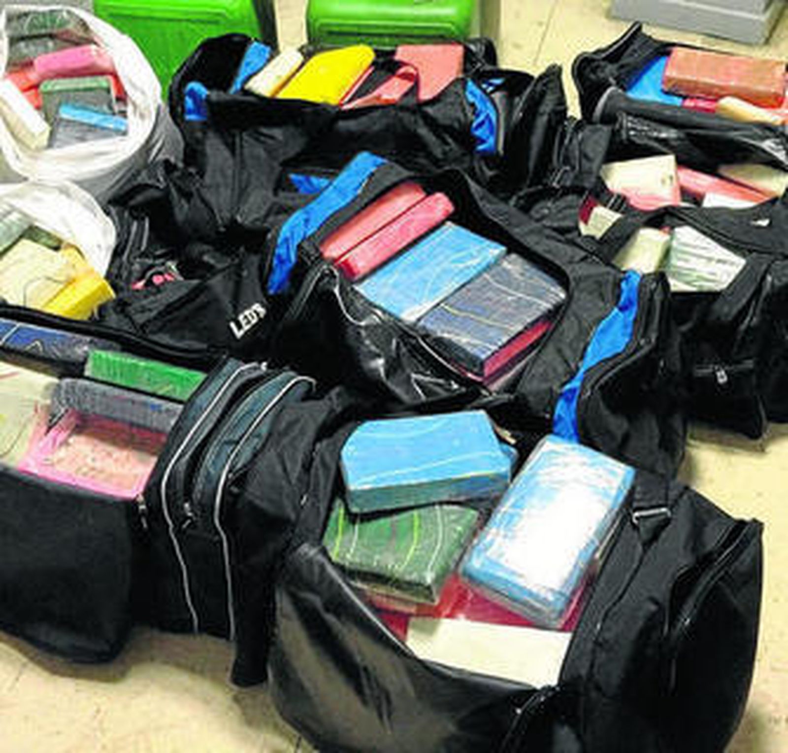 La cocaína encontrada, en las bolsas de deporte en las que venía.