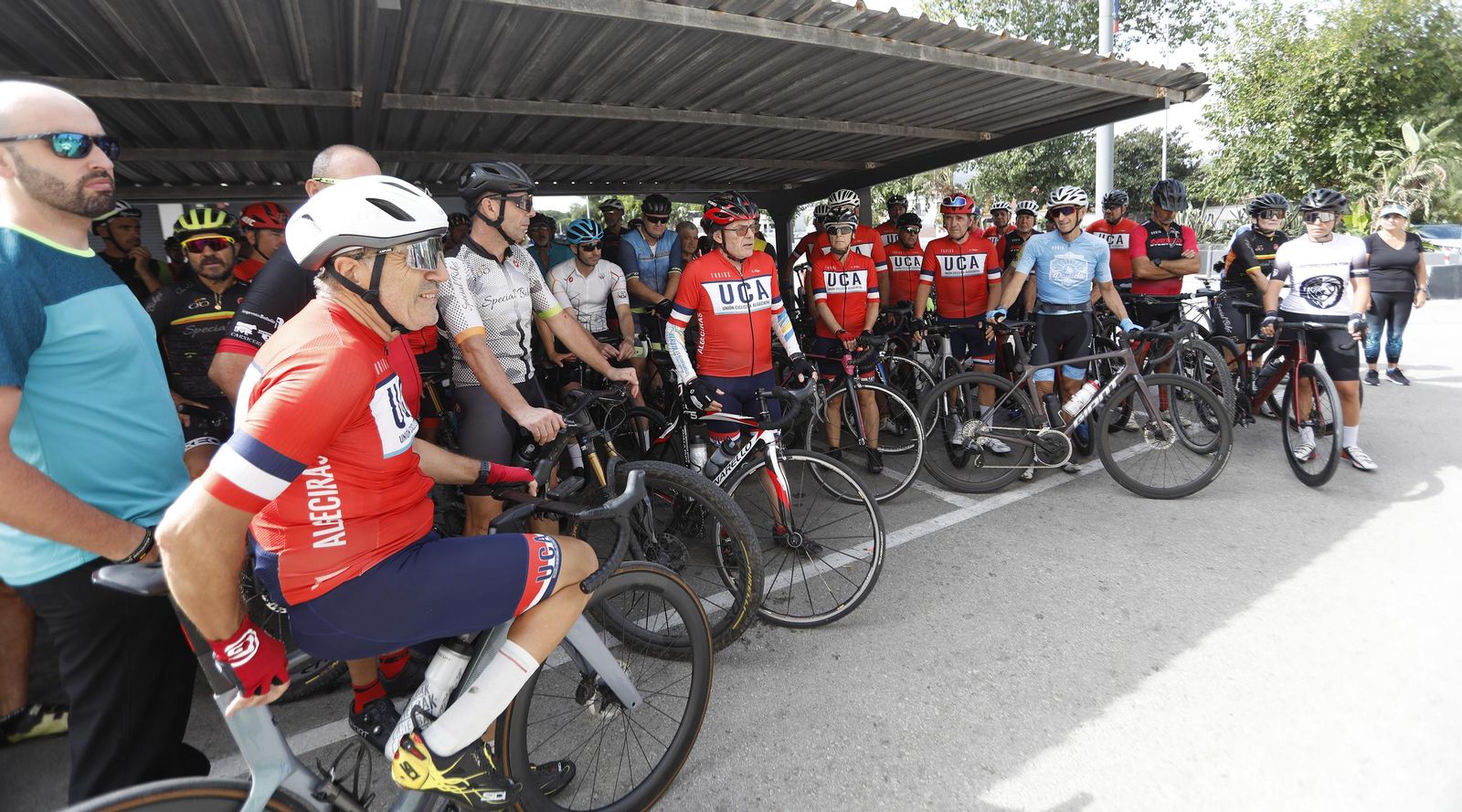 Las imágenes de la concentración en memoria del ciclista atropellado en Algeciras