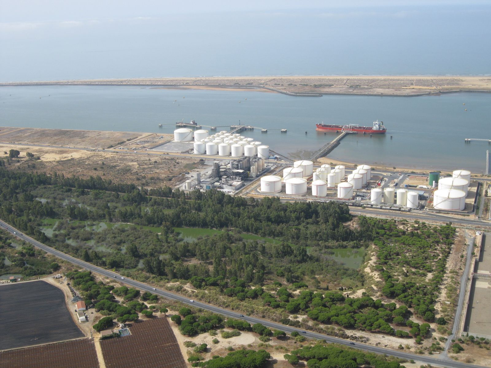 Muelle de la empresa Decal en las instalaciones del Puerto de Huelva desde donde se exportarán los biocombustibles.