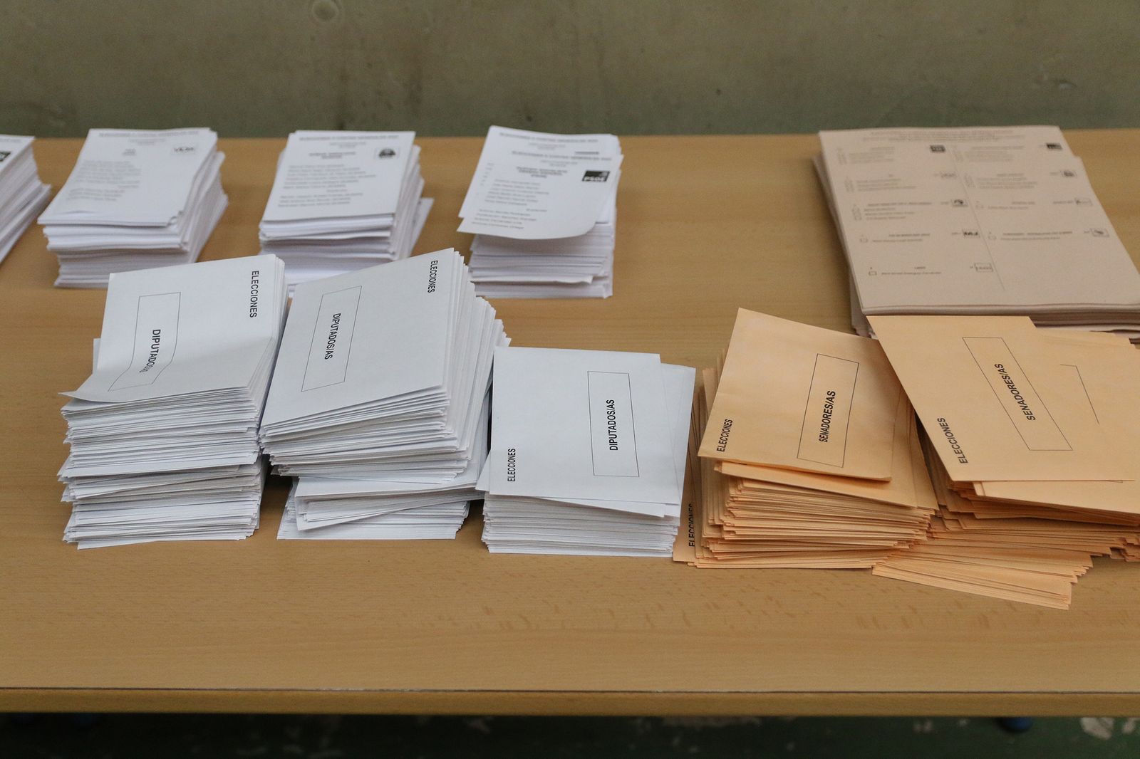 Almería hace cola para votar en las elecciones generales del 23J