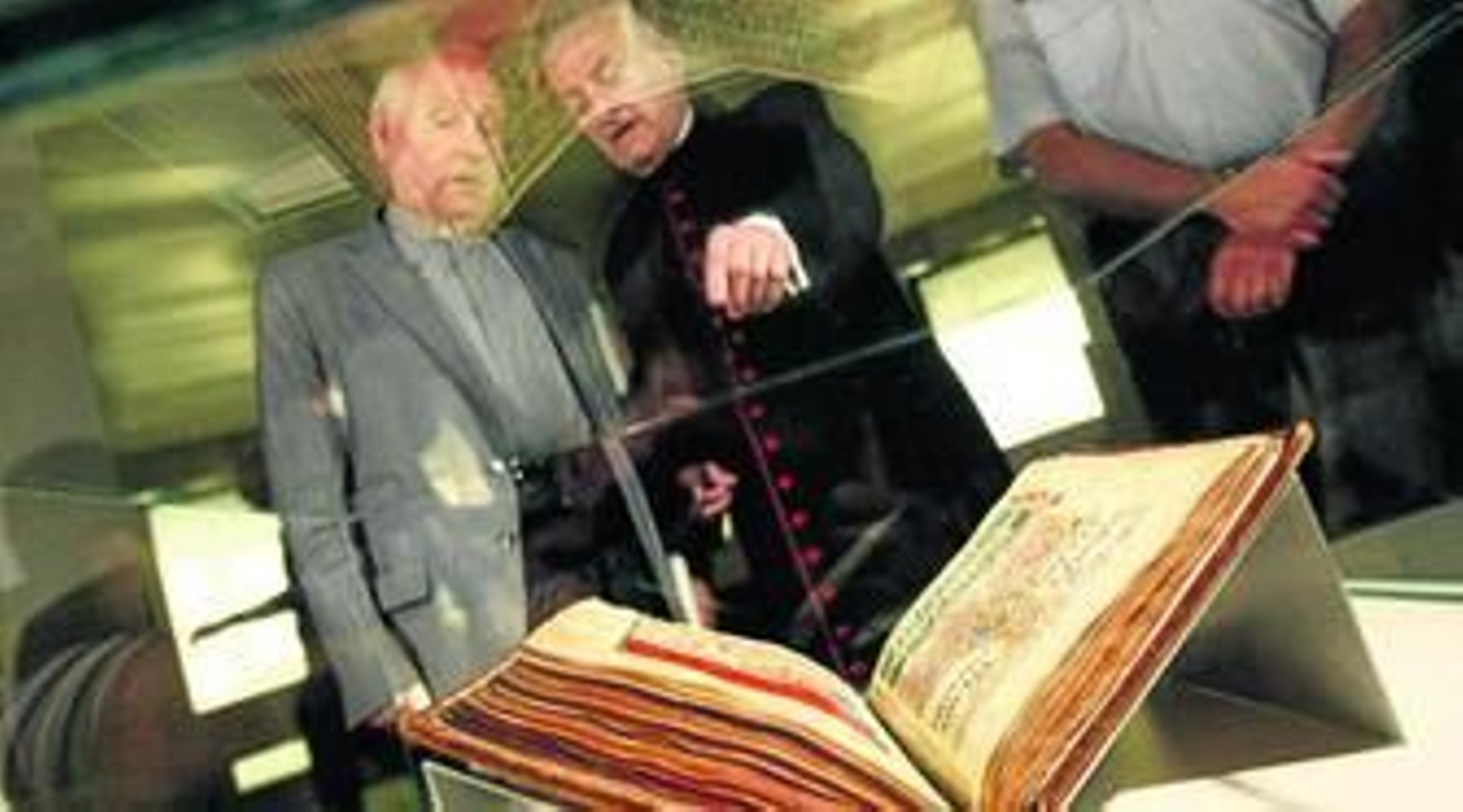 El deán de la Catedral de Santiago, José María Díaz, y el archivero, Segundo Pérez, frente a la vitrina del Códice.