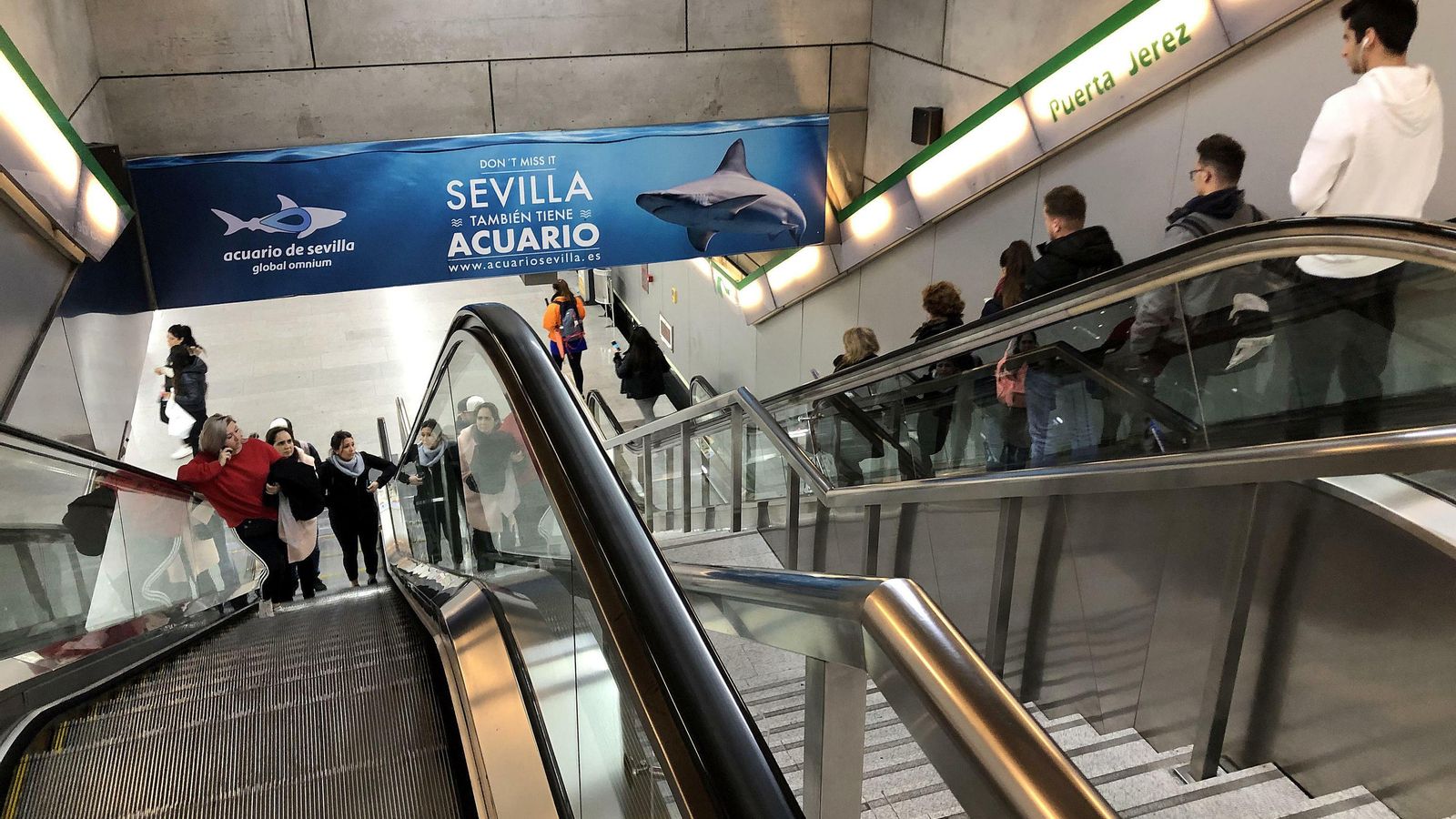 Escaleras de acceso al Metro de Sevilla, en la estación Puerta de Jerez.