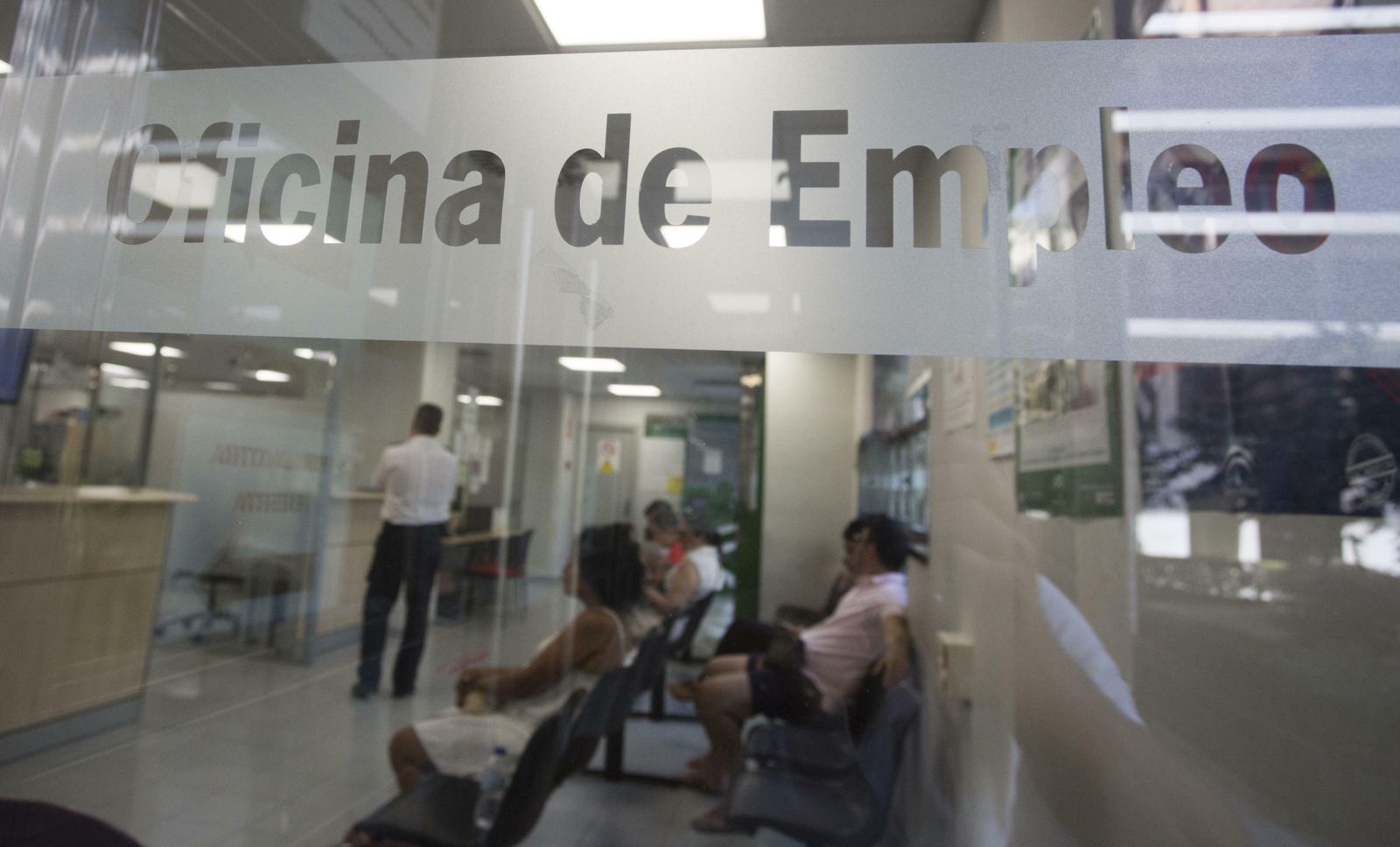Usuarios en una oficina de empleo.