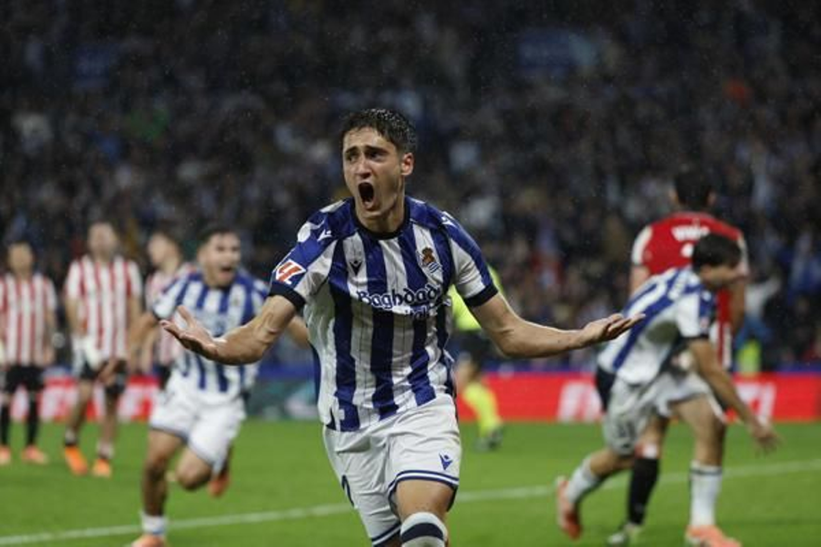 El centrocampista de la Real Jon Gorrotxategi celebra su gol, el de la victoria de la Real Sociedad.