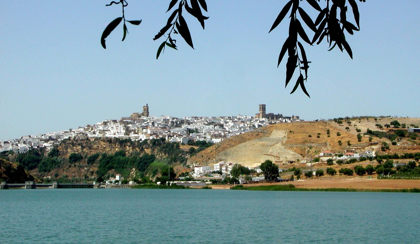 La imagen de Arcos desde el pantano es espectacular, como lo son las vistas desde sus alturas hacia los alrededores. La imagen de Arcos desde el pantano es espectacular, como lo son las vistas desde sus alturas hacia los alrededores.
