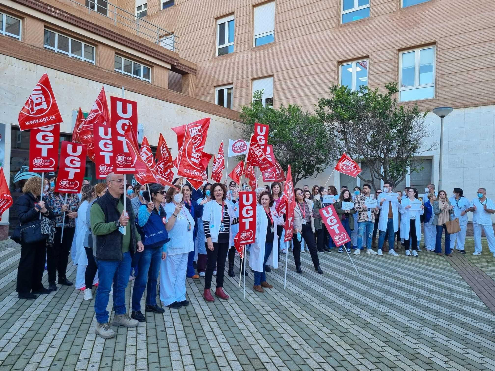 Los trabajadores se han concentrado a las puertas del centro hospitalario junto a UGT.
