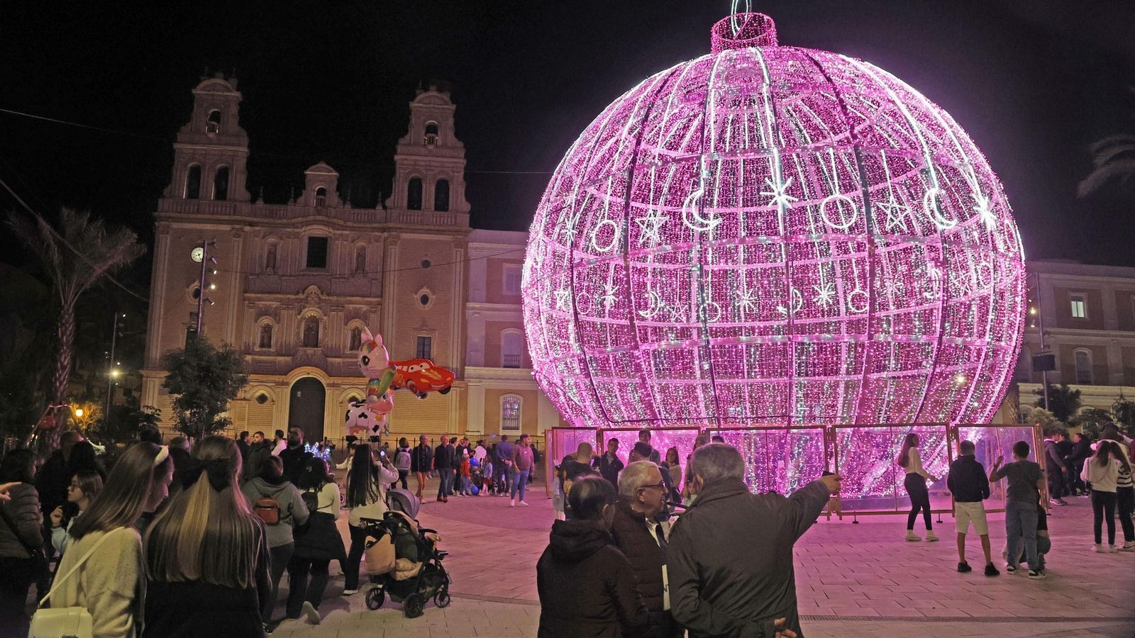 La bella bola de Navidad en la Plaza de La Merced.
