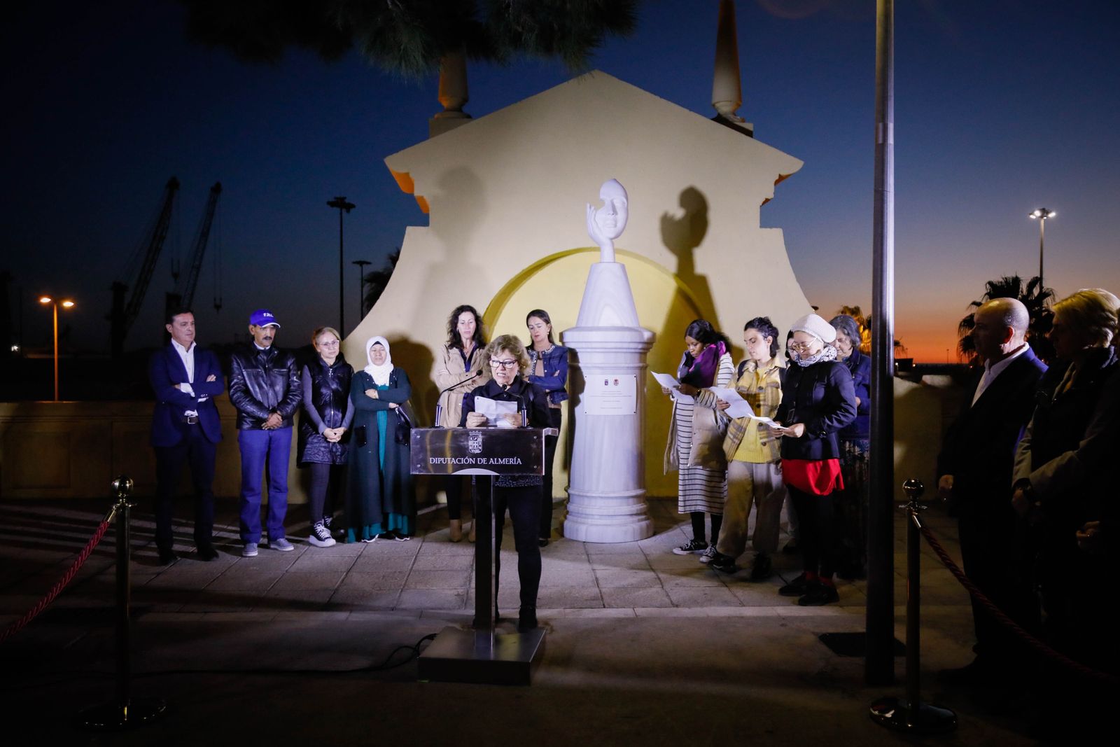 El monolito para recordar a las víctimas de la violencia de género fue inaugurado ayer con intervenciones de los familiares de Zhour, asesinada en La Chanca.