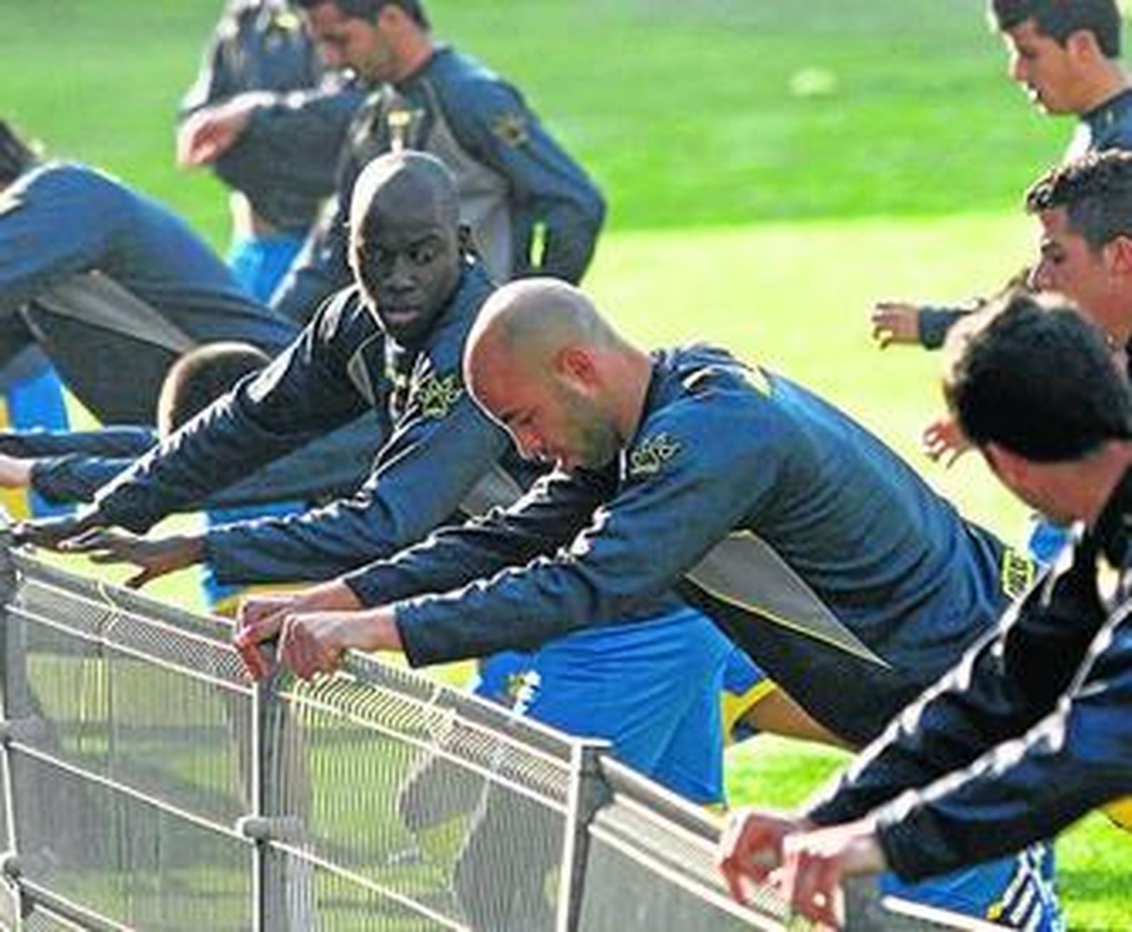Moke mira a Álvaro Jurado, jugador al que hoy sustituye en el once amarillo.