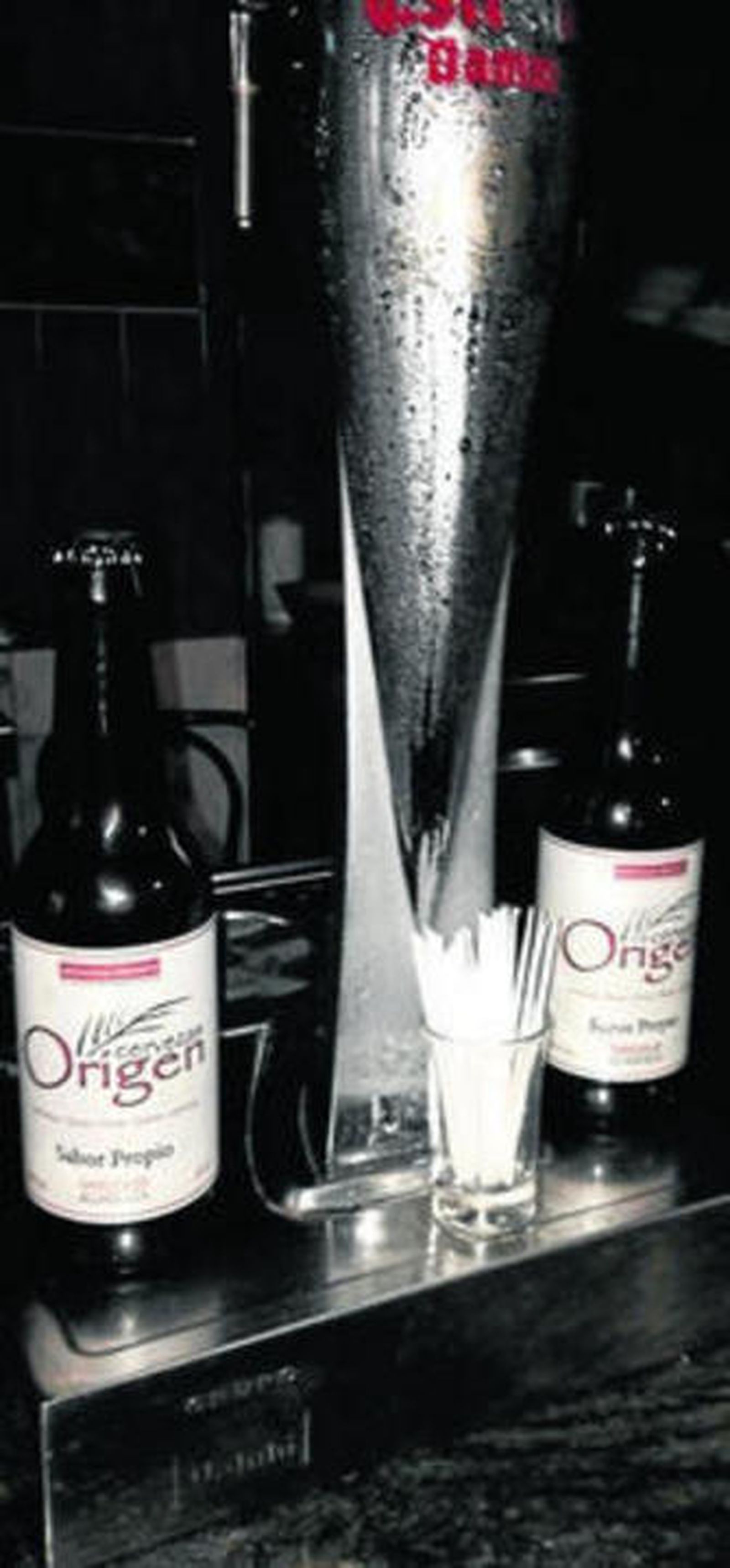 Botellín de la cerveza Origen 1905 en un bar de Almería.