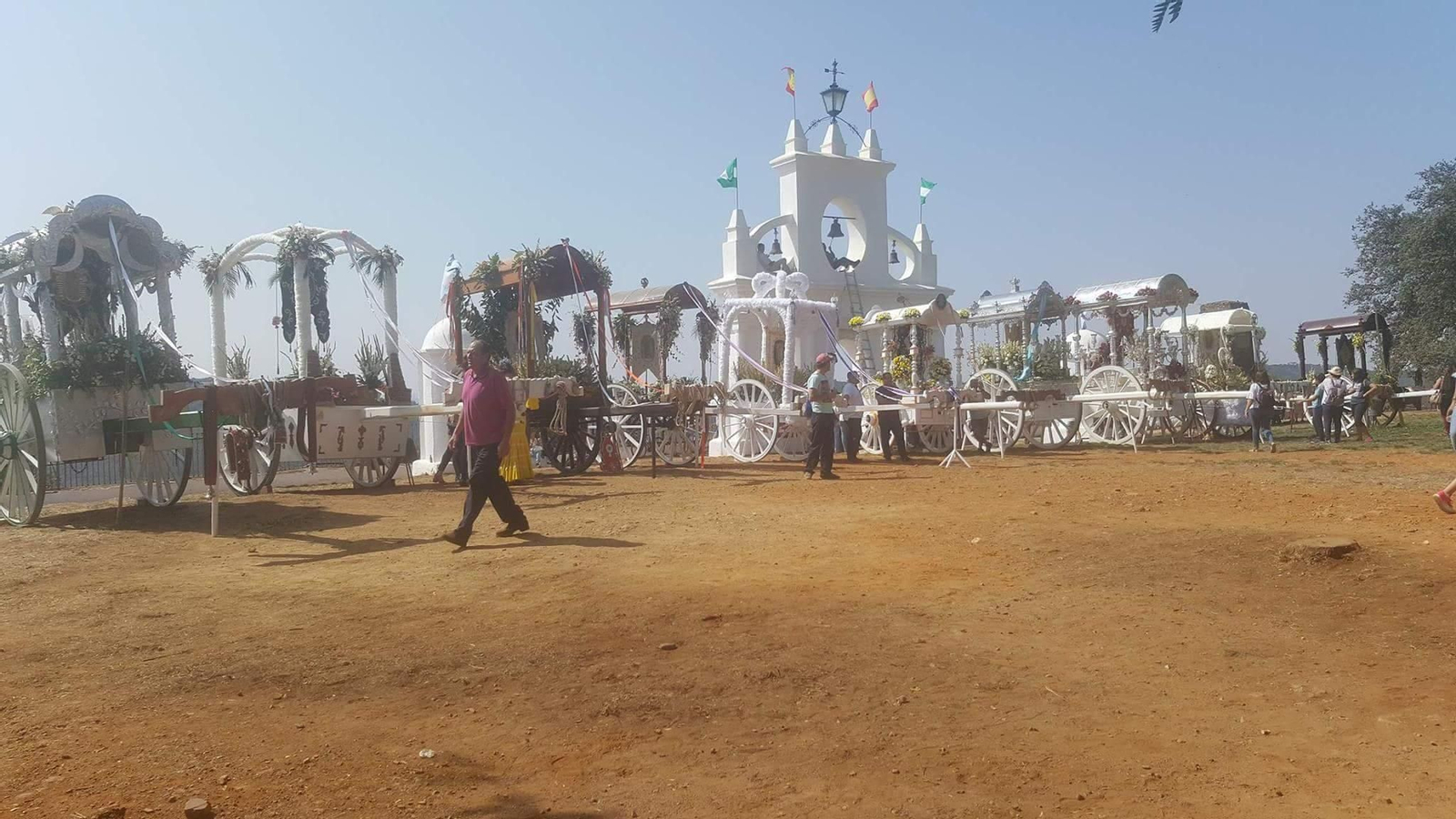 Las carretas con los simpecados de las hermandades serranas aguardan en la Peña de Arias Montano, en la explanada ante la ermita de la Reina de los Ángeles.