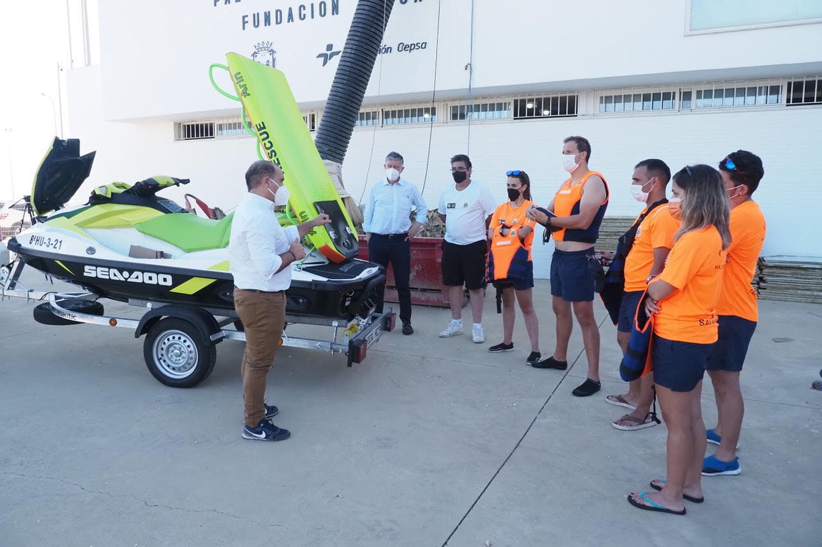 El alcalde de Palos de la Frontera, Carmelo Romero, hace entrega de una moto acuática de rescate al grupo de Protección Civil