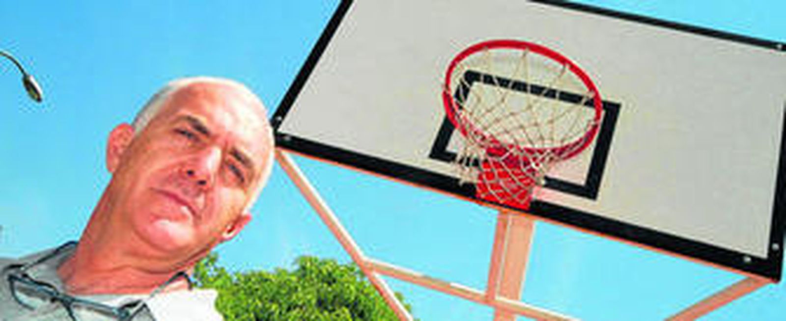 El director deportivo de Unicaja, Manolo Rubia, posa en las instalaciones del equipo malagueño en Los Guindos.