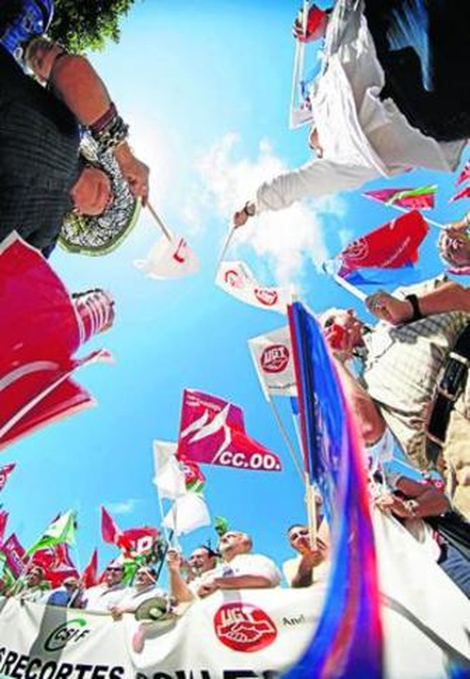 Banderas y pancartas de los sindicatos, en la concentración de ayer en la plaza de España de Cádiz.