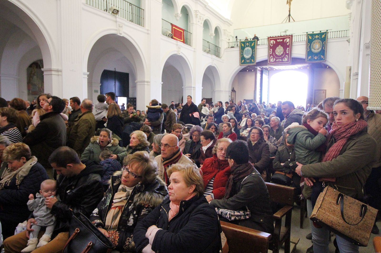 El Rocío celebra La Candelaria con la presentación de los niños a la Virgen, en imágenes