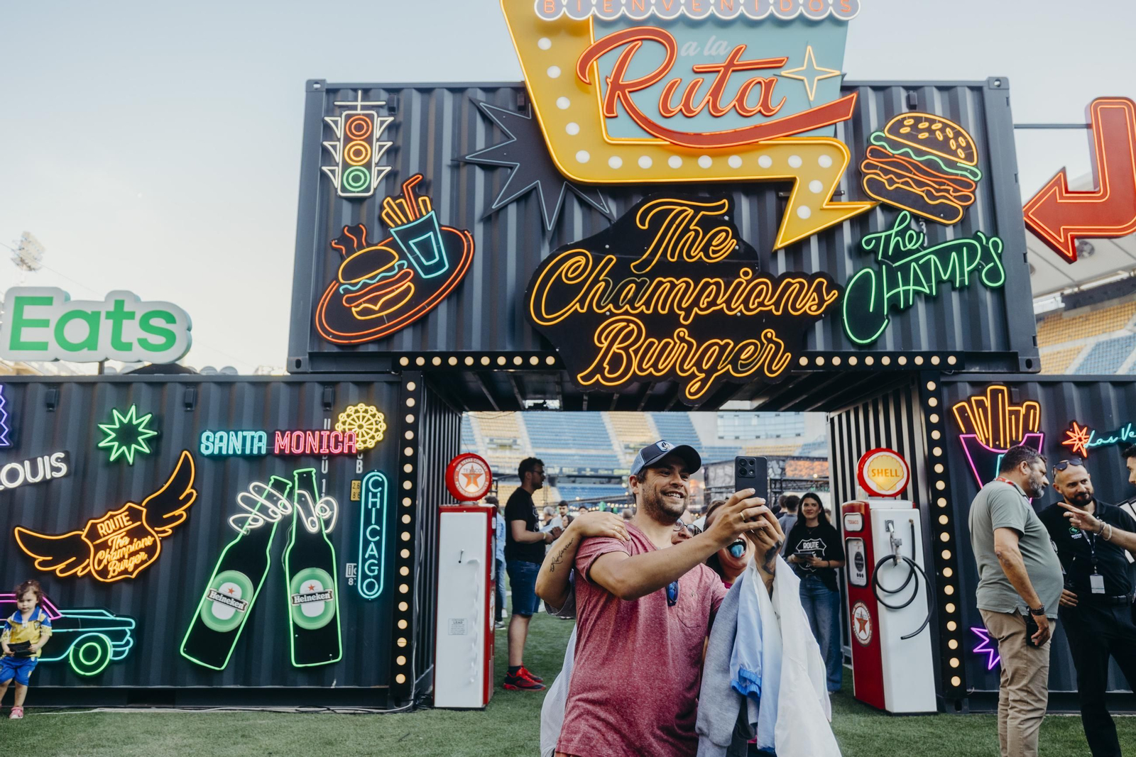 Búscate en las imágenes de la inauguración de The Champions Burger en el estadio Nuevo Mirandilla