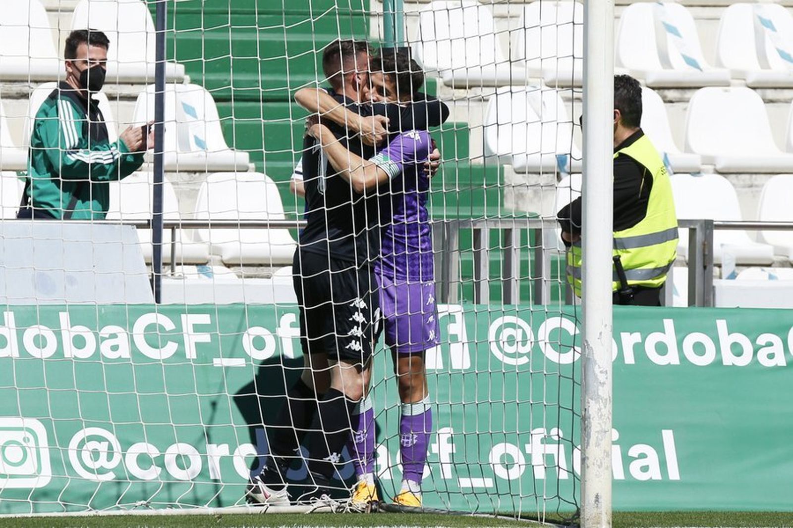 Dani Rebollo se abraza con Mizzian al finalizar el partido.