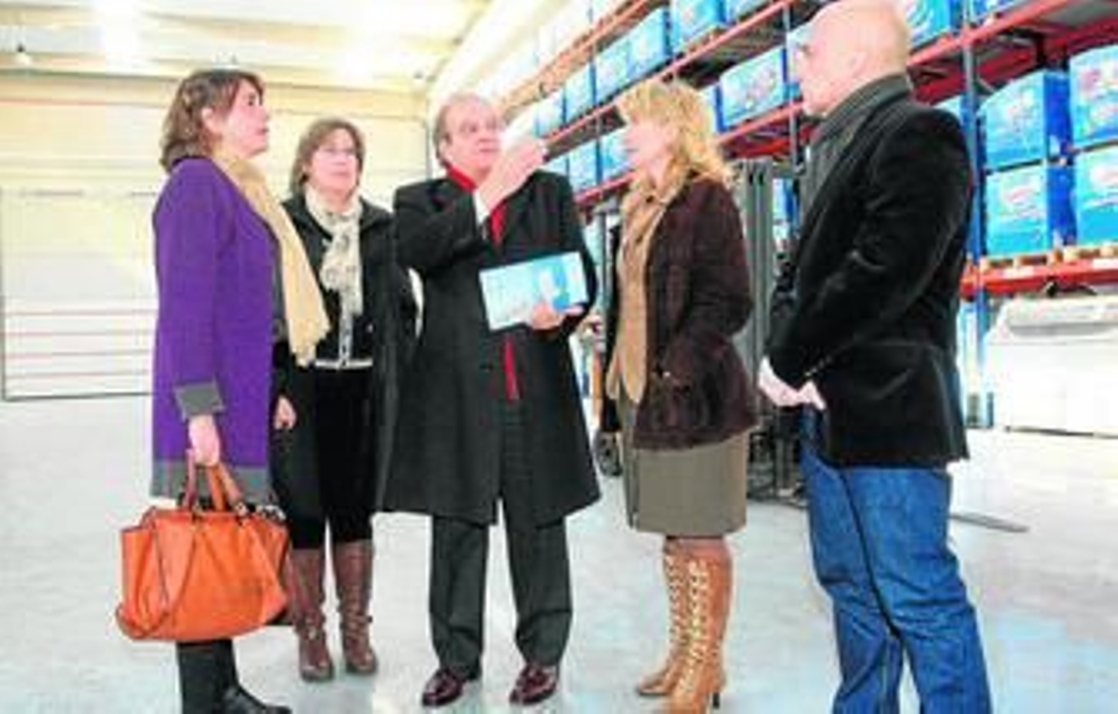 Cortés, junto a representantes de las empresas que se instalarán en la nave. Cortés, junto a representantes de las empresas que se instalarán en la nave.