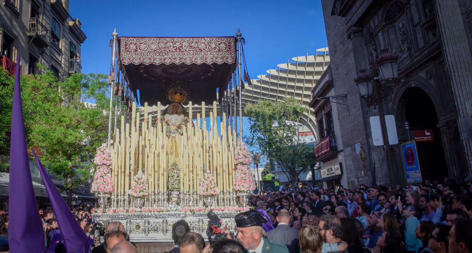 Carmen Sevilla cedió numerosas joyas para que las portara la Virgen los Jueves Santo