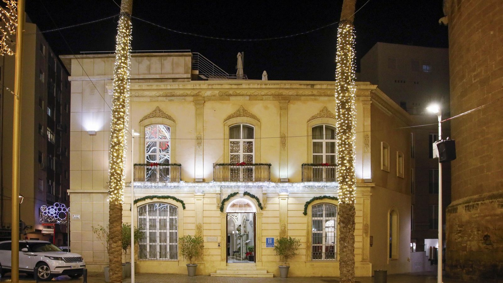 Hotel Catedral, con una selección de salones diferentes y una terraza desde la que se divisa la decoración especial de Navidad