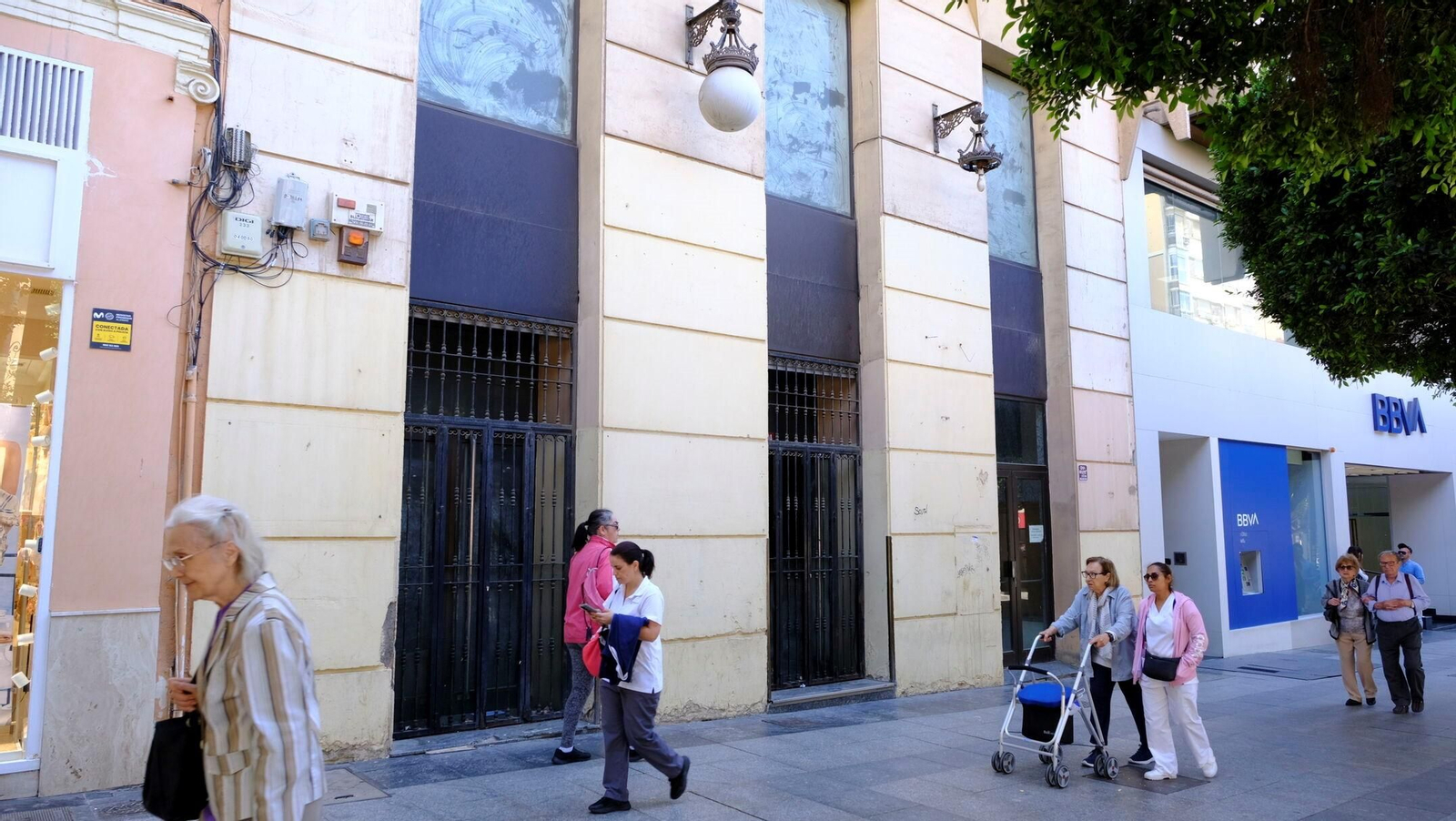 El local del Paseo de Almería 33 que antaño ocupara McDonald's
