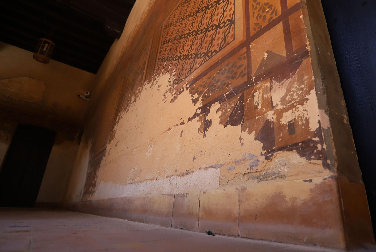 Estado de deterioro en el que se encuentra las pinturas murales del patio mudéjar de La Rábida.