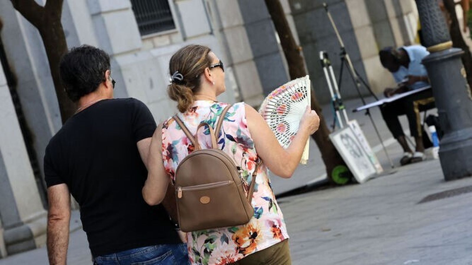 Todavía hay quien echa mano del abanico para hacer frente al calor.