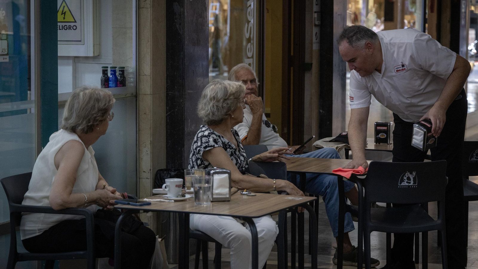 Varios clientes en la terraza de la Cafetería Pasaje Rioja, durante el tramo del desayuno.