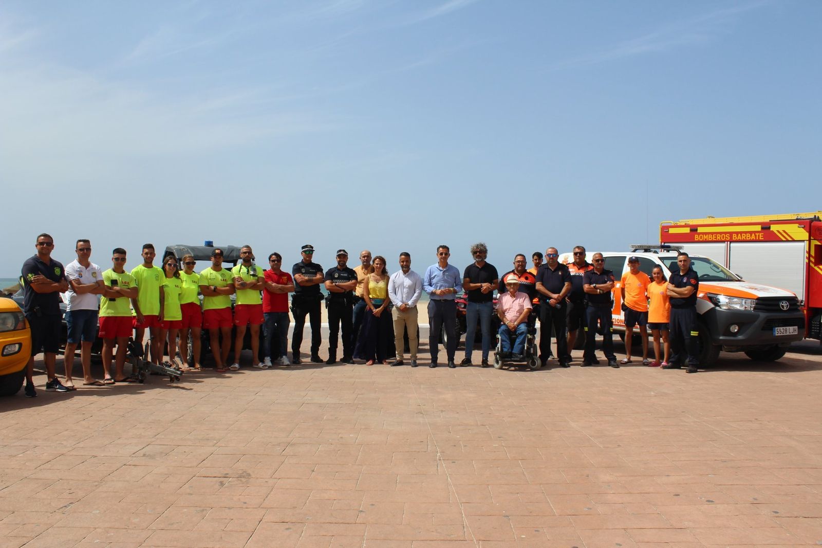 El alcalde presidió el acto de presentación de los servicios de playa.