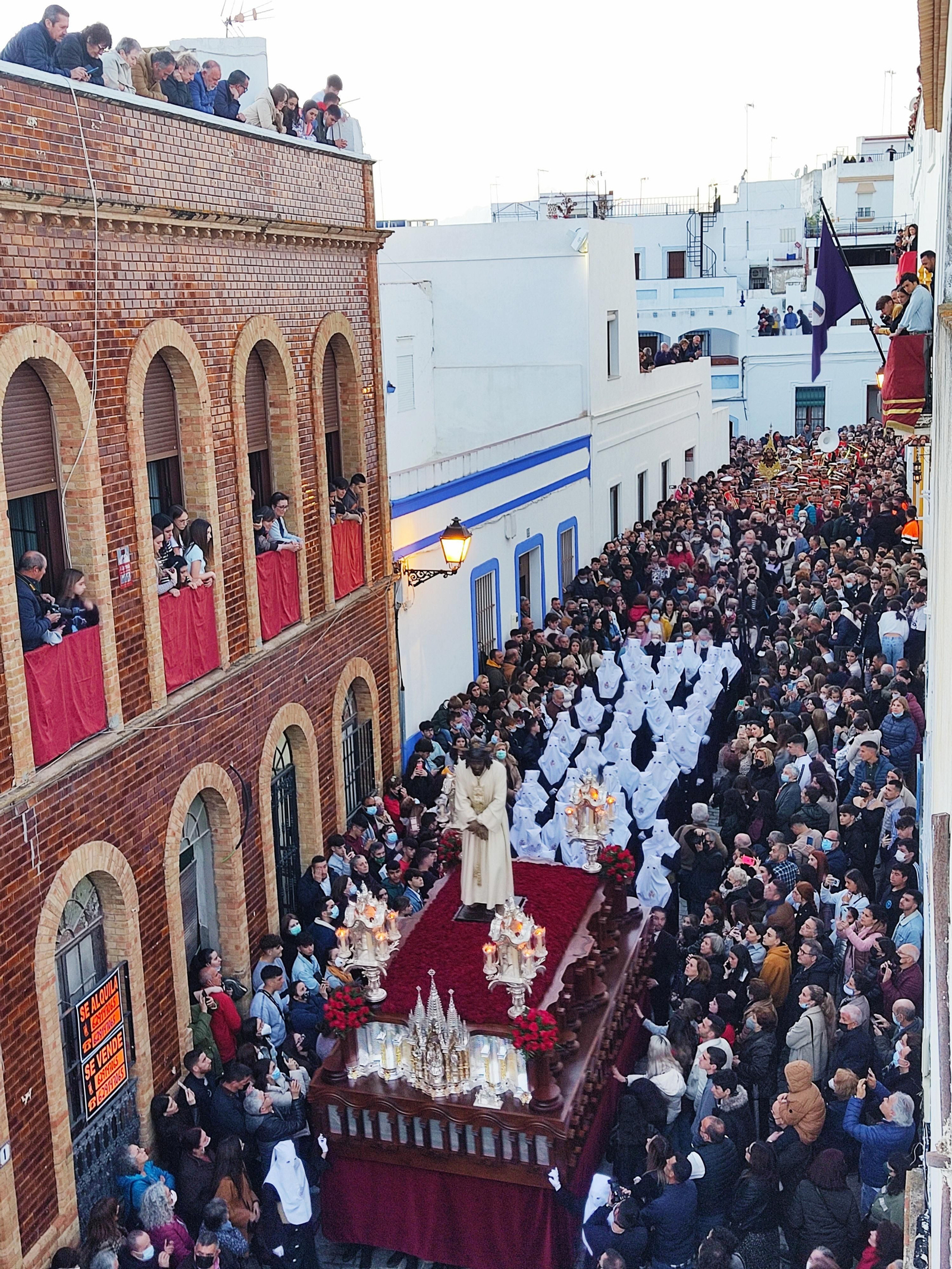 El Cristo de la Buena Muerte por las calles de Ayamonte el Lunes Santo.