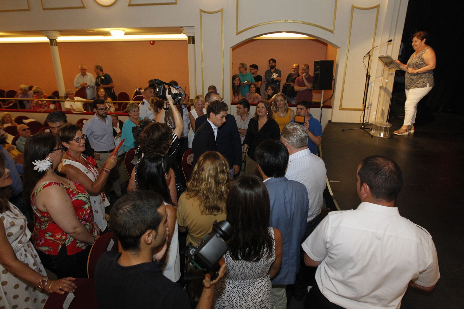 Fotogalería entrega capote de paseo al torero Ginés Marín. Feria de Almería 2019