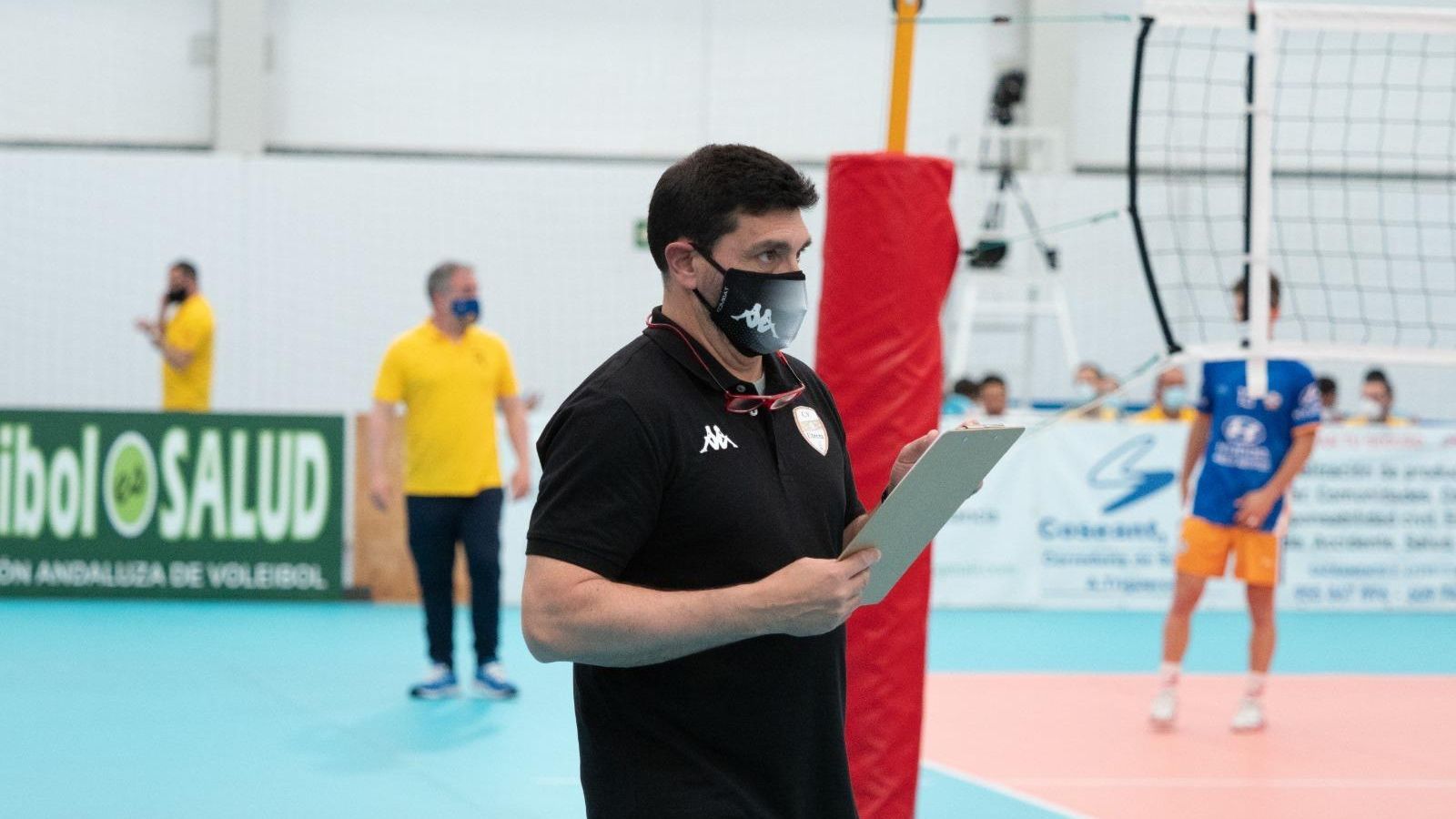 Flavio Calafell sigue pensativo el partido.