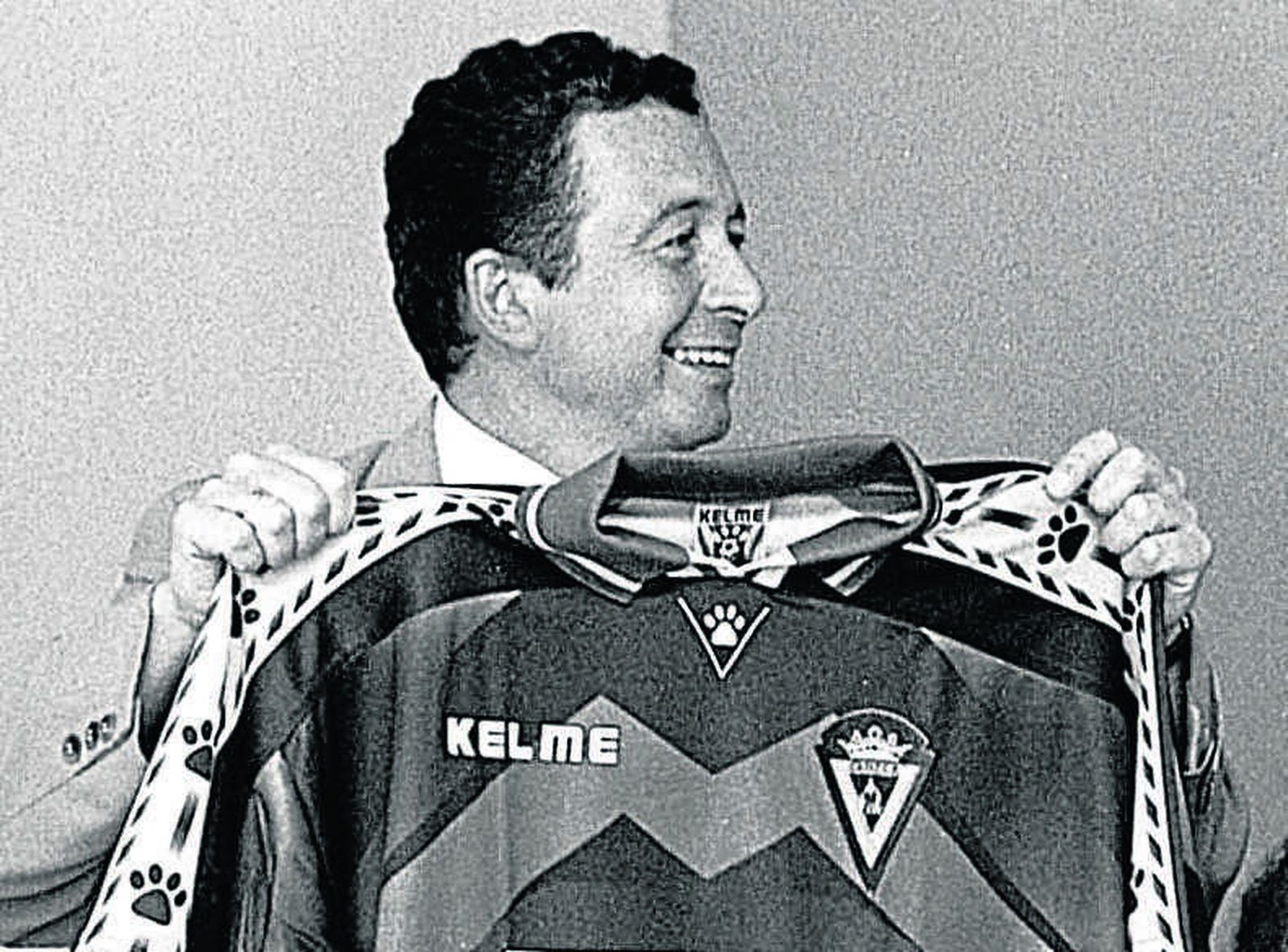 Miguel Cuesta mostrando una de las equipaciones del Cádiz C.F. de la temporada 1997-1998.