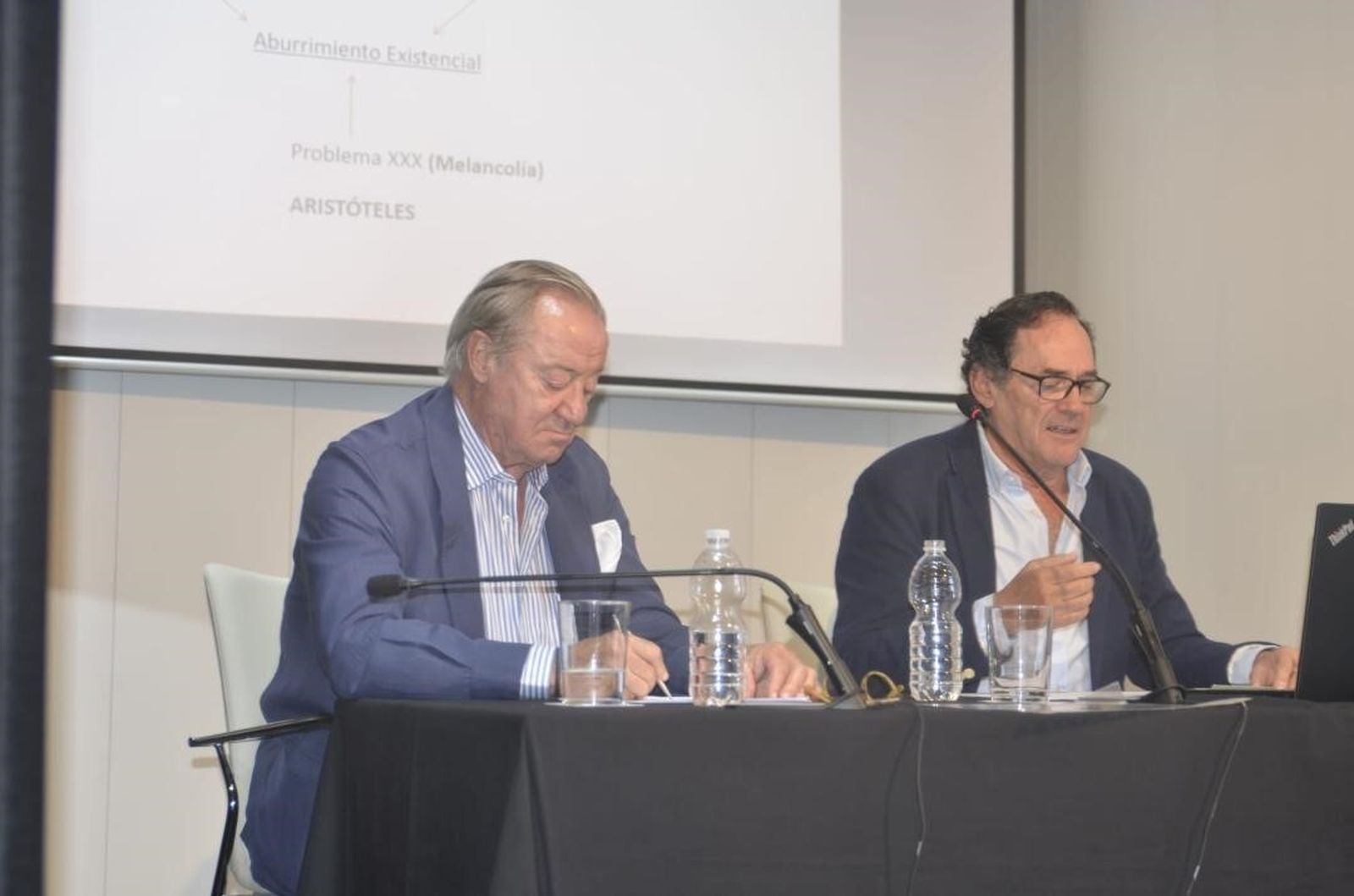 Emilio Lustau y el conferenciante Carlos Martín-Peñasco Medina en la Tertulia Fernando Delgado Lallemand.