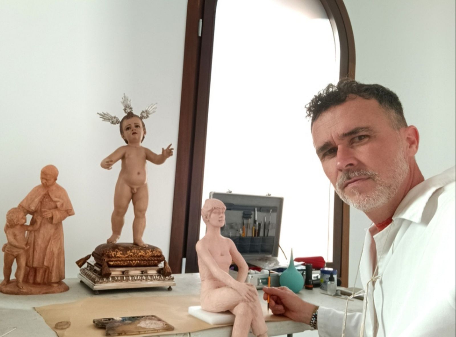 Joaquín Gilabert López en su taller llevando a cabo la restauración de piezas de gran valor.