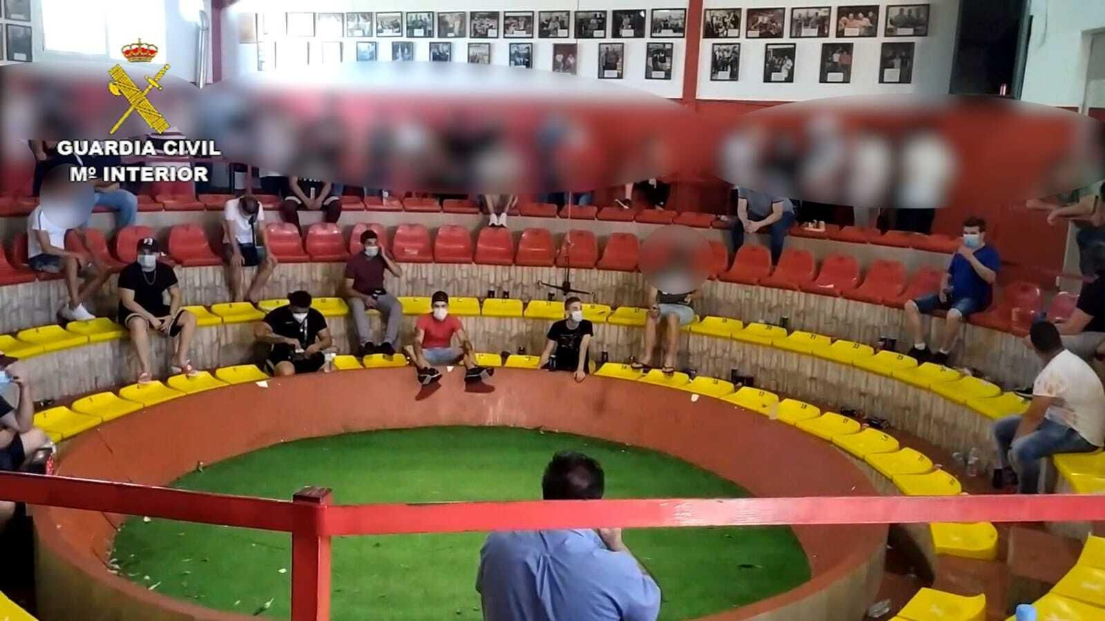 Asistentes a la pelea de gallos en La Carlota.