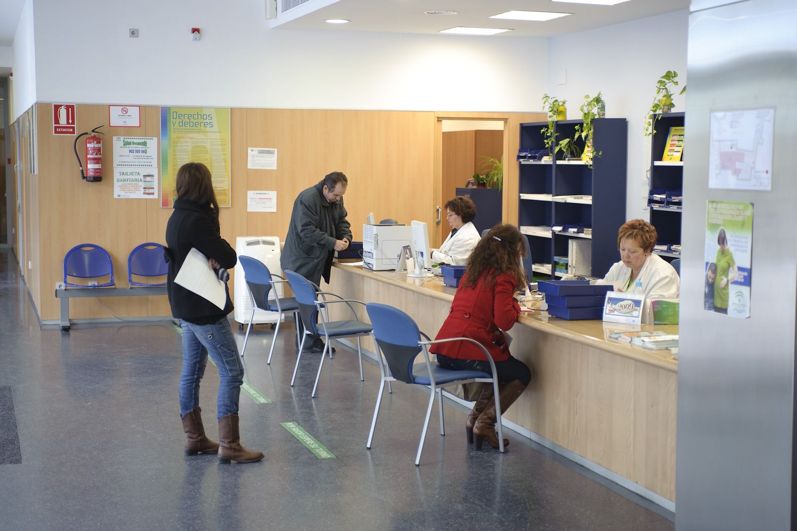 El mostrador de atención a los pacientes de un centro de salud.
