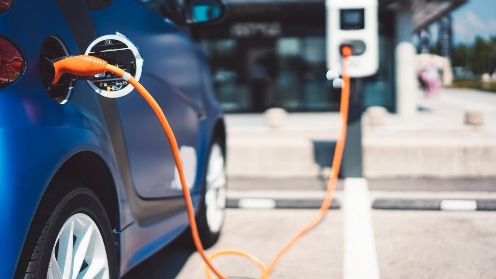 En Andalucía, la suma de híbridos, eléctricos y turismos adaptados para el uso de gas es similar a la de coches de gasolina.