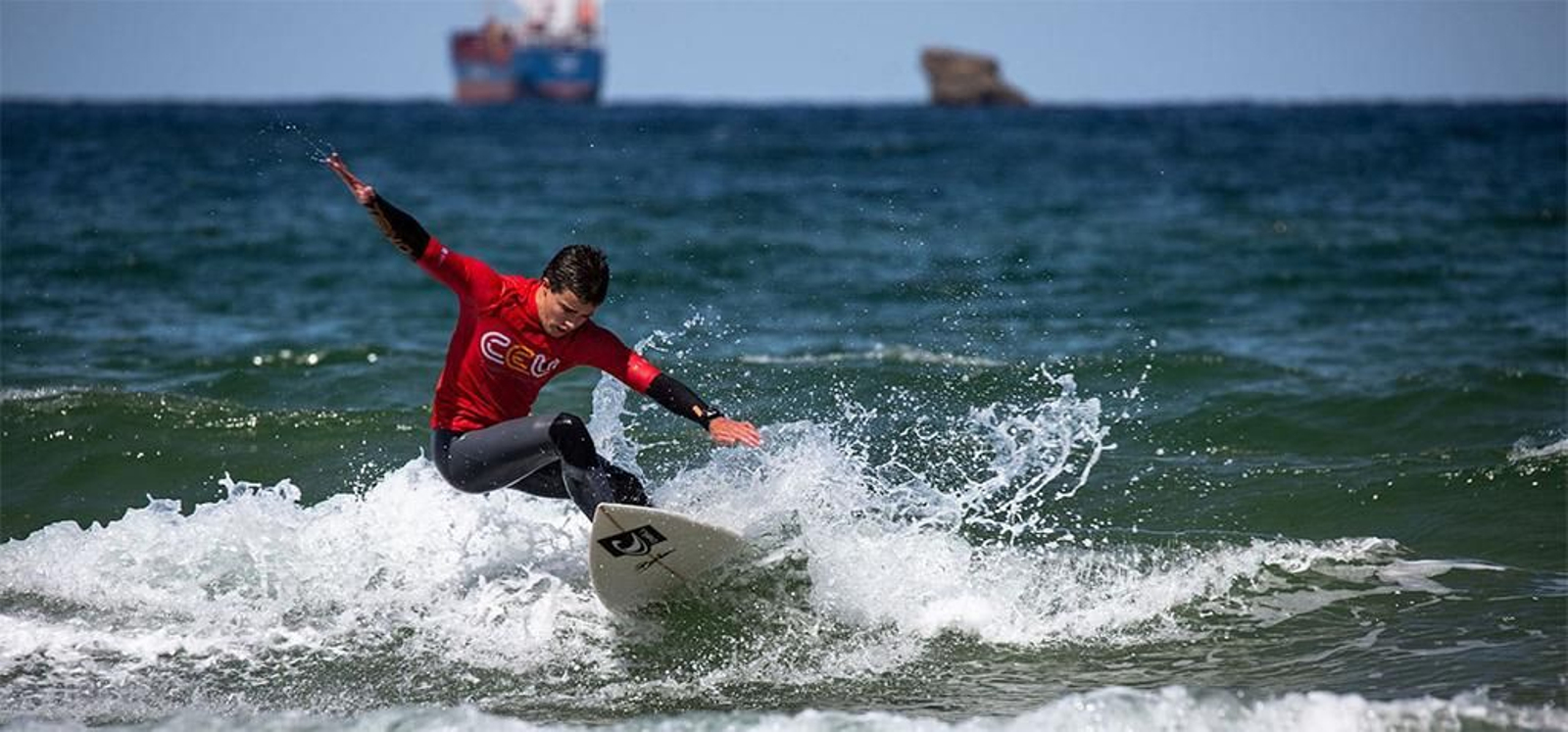 El jerezano Alejandro Montañés disputando el I Campeonato de España Universitario de Surf