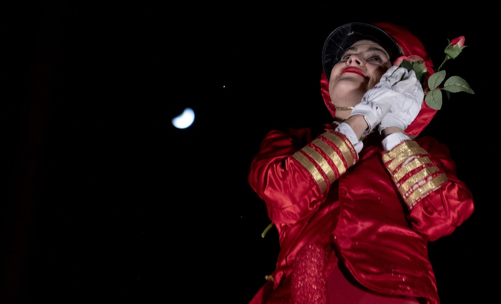 Las imágenes del pasacalles con marionetas gigantes de jirafas, por el Paseo de Colón