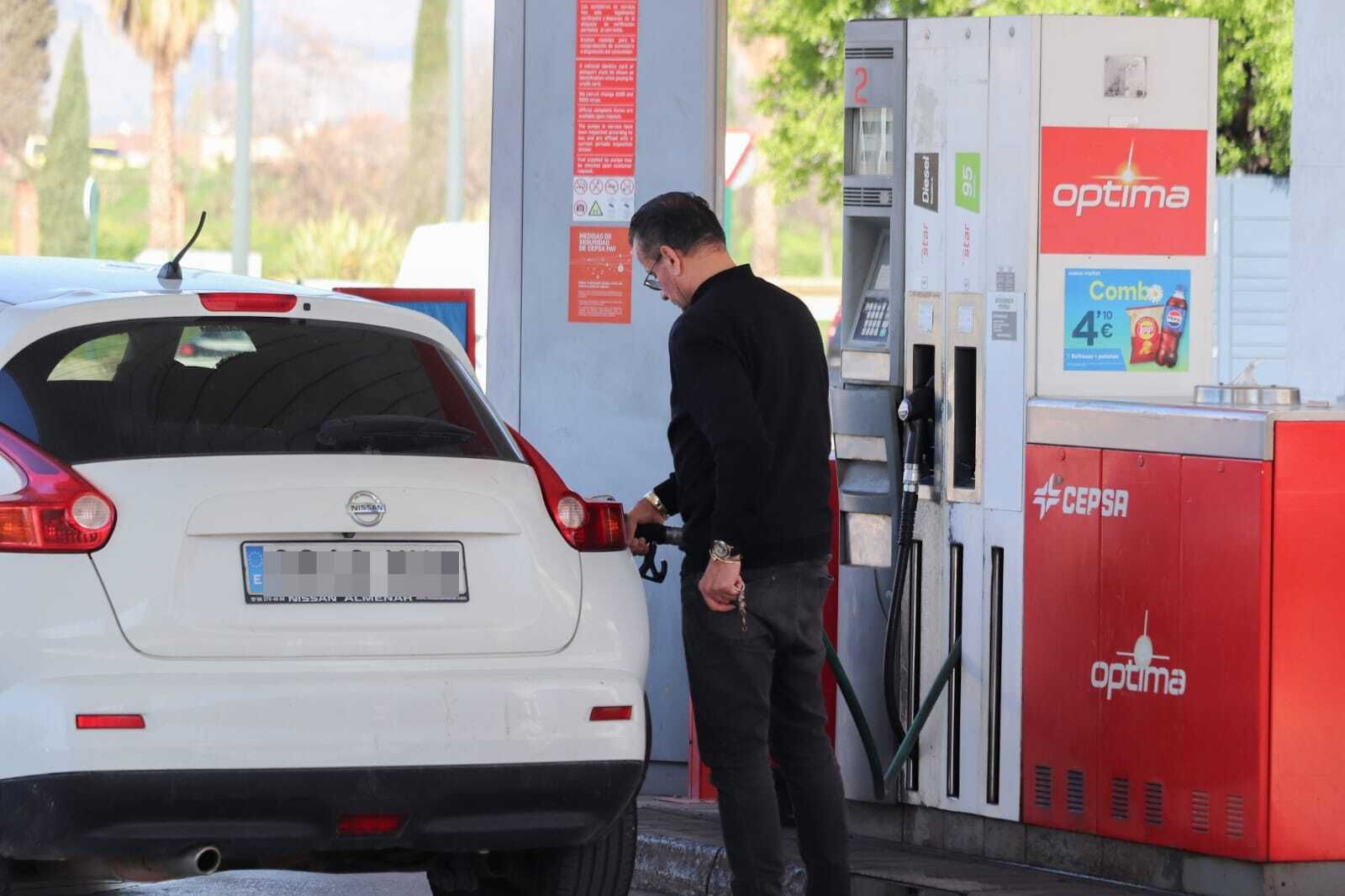 Imagen de un conductor repostando en una gasolinera de Granada
