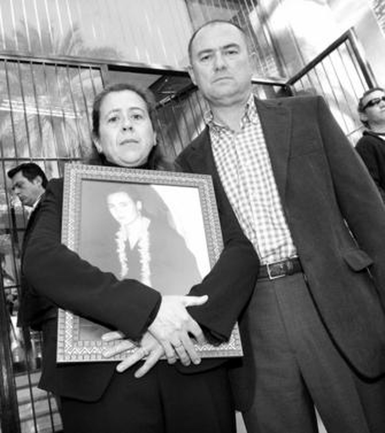 Los padres de Rogelio en la puerta de la Audiencia Provincial.