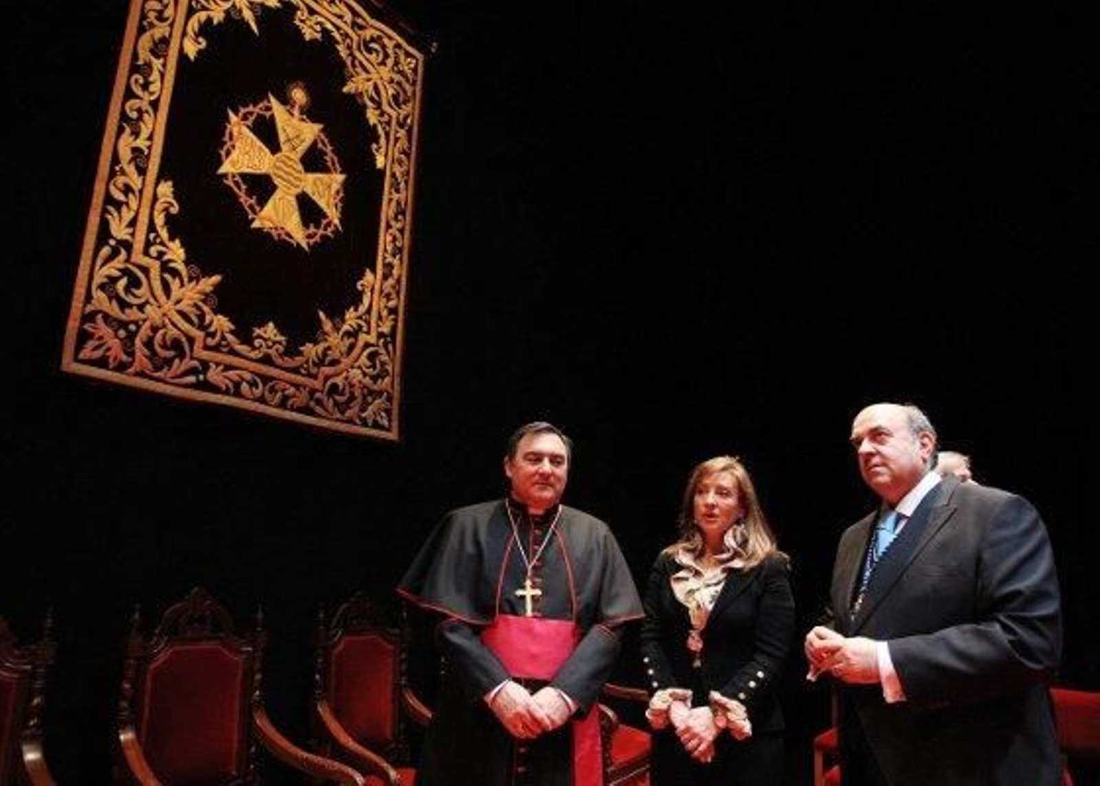 José Juan Gallardo ofreció un magnífico Pregón de Semana Santa en el Villamarta. Ampliamente aplaudido, el pregonero hizo de su condición flamenca uno de los ejes de la obra que declamó durante dos horas.

Foto: Vanesa Lobo