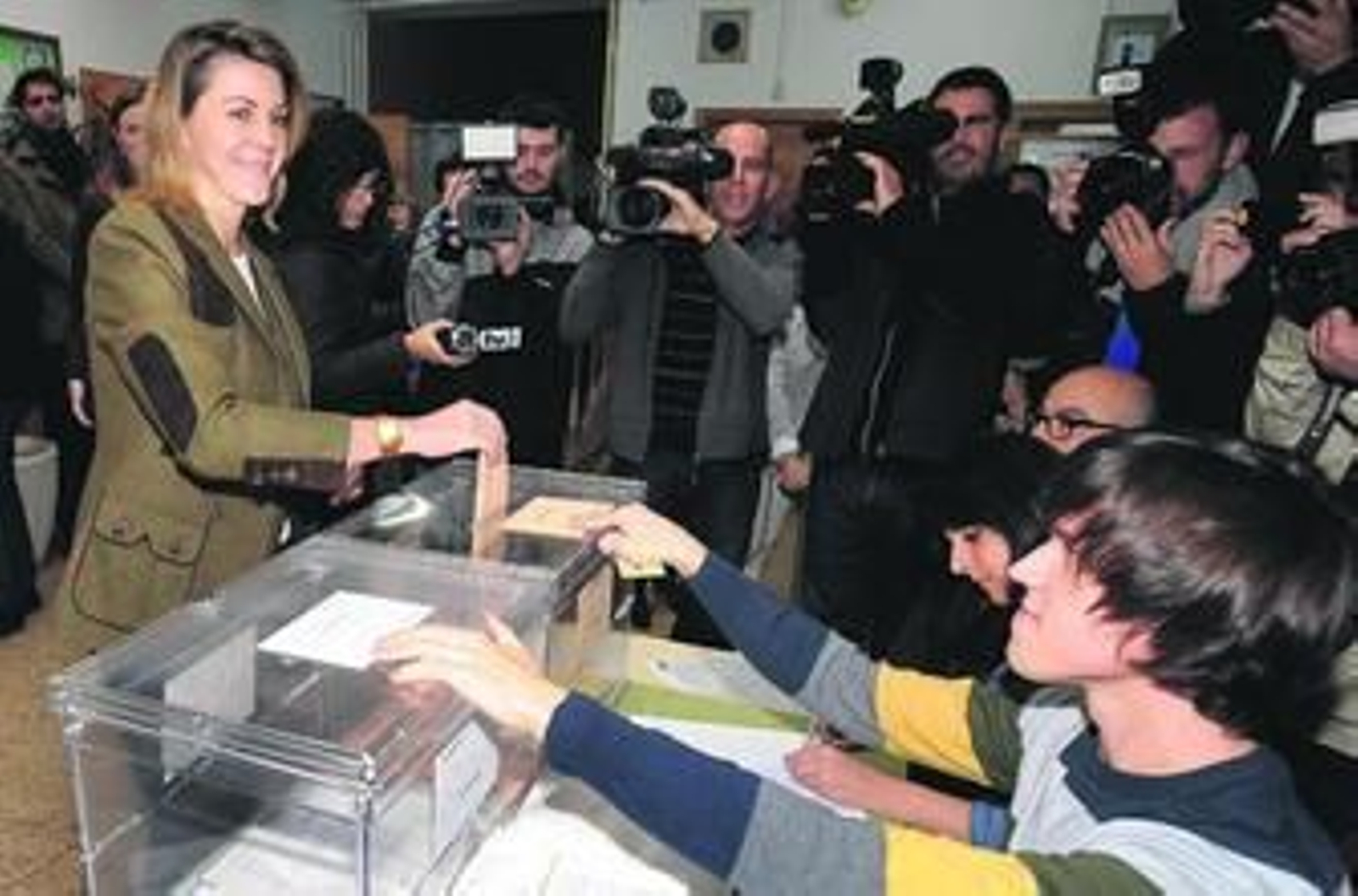 La presidenta del PP en Castilla-La Mancha, María Dolores de Cospedal, vota en un colegio de Albacete.