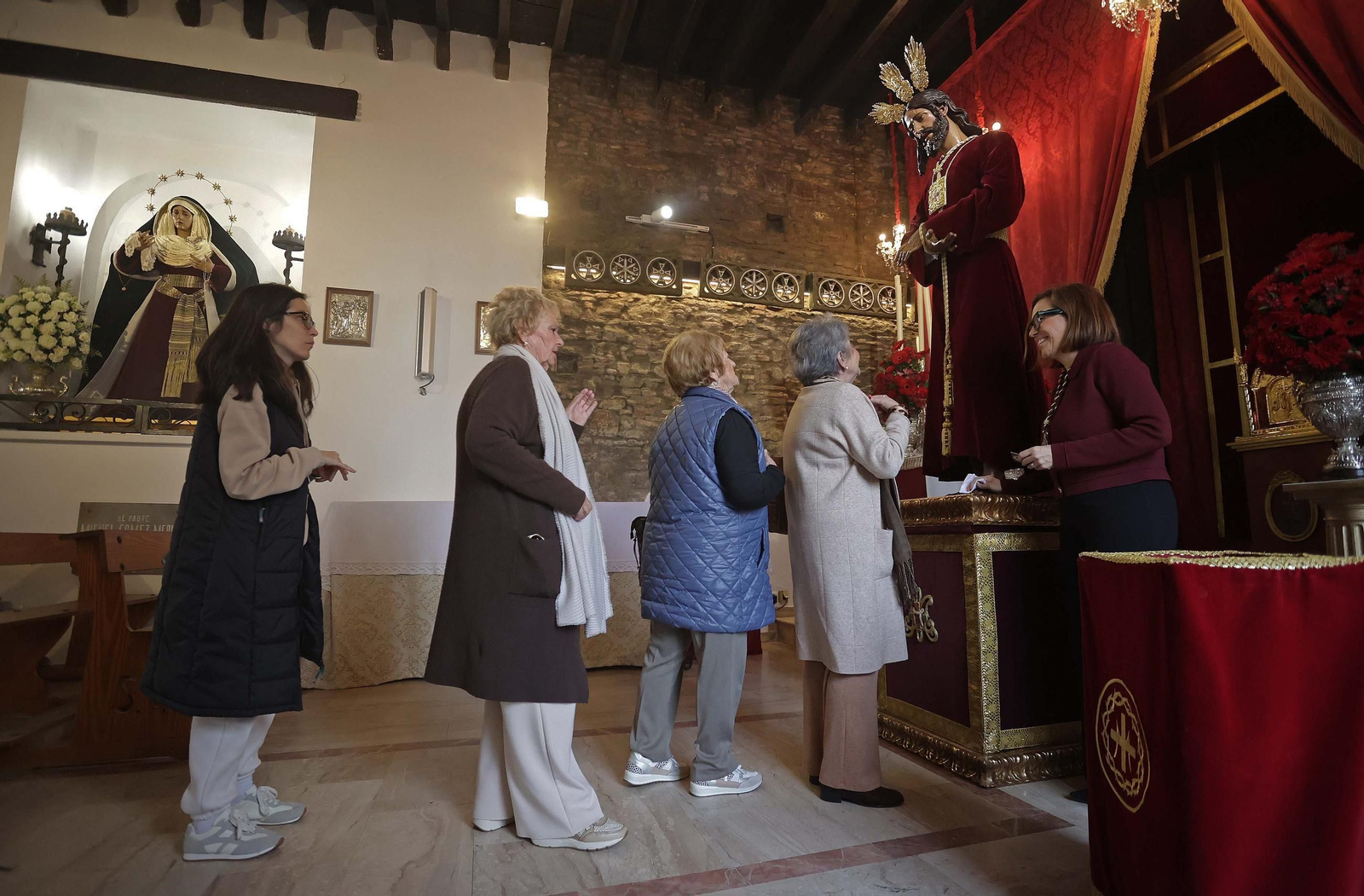 El tradicional besapiés del Cristo de Medinaceli de Algeciras, en imágenes