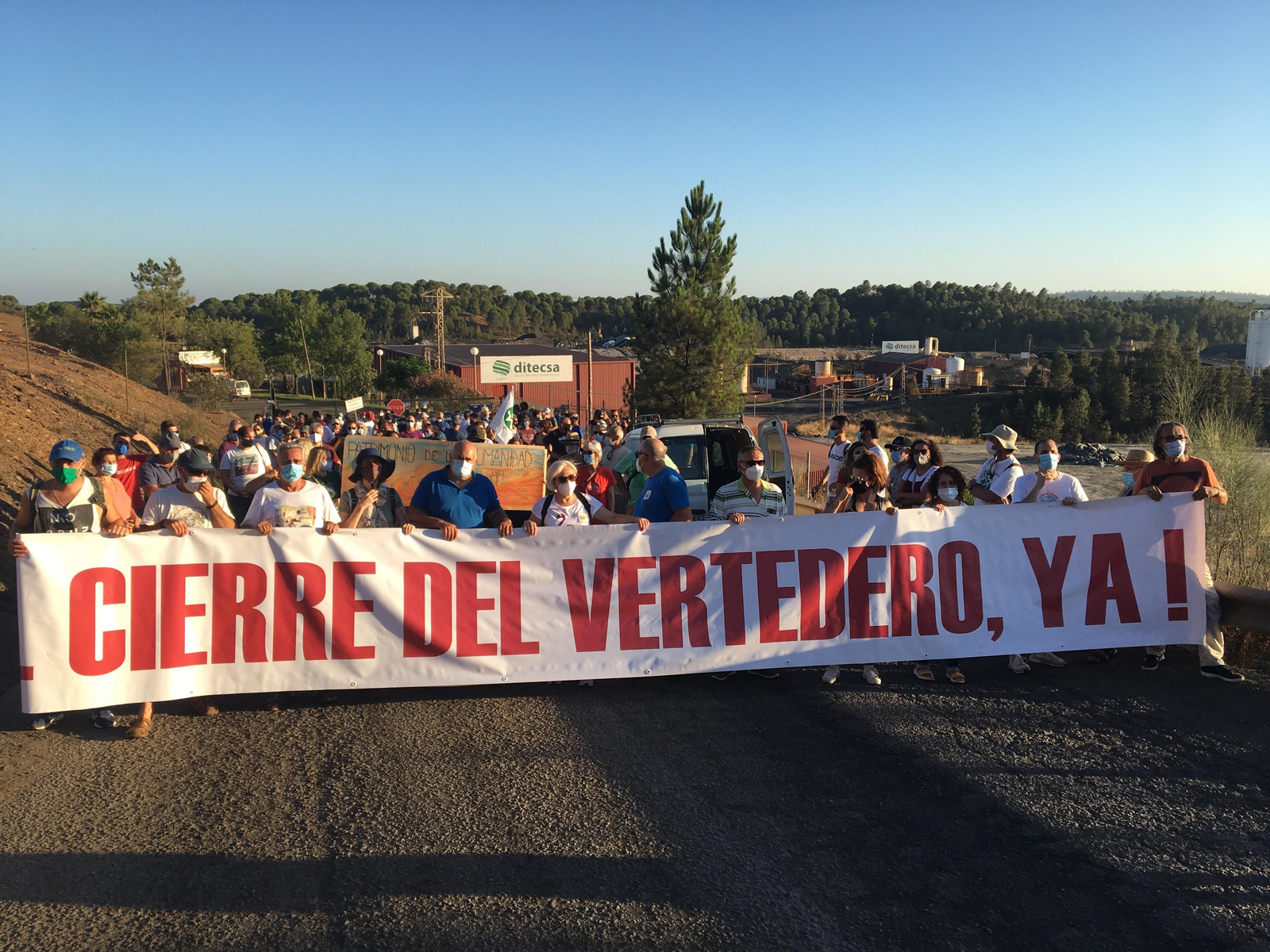 Cabecera de la marcha contra la reforma del vertedero de Nerva.